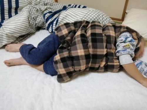 ヌクンダウンスリーパーSサイズを着て寝ている4歳児