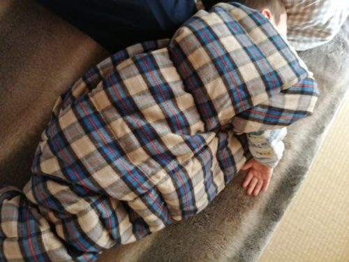 ヌクンダウンスリーパーMサイズを着て寝ている4歳児